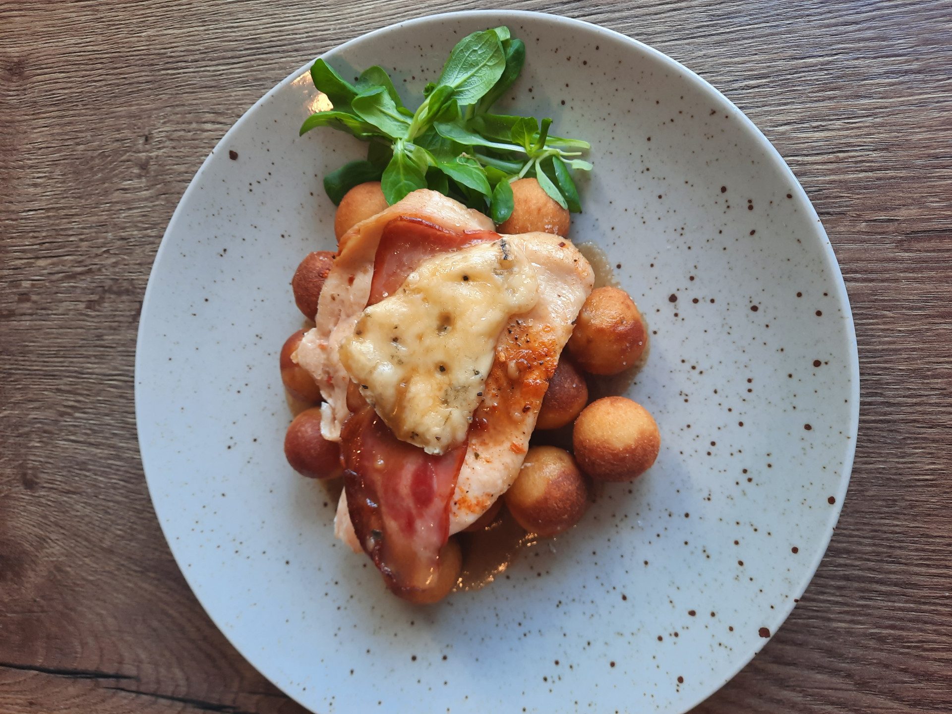 Menu 2 - Kuřecí prso s nivou a anglickou slaninou, krokety