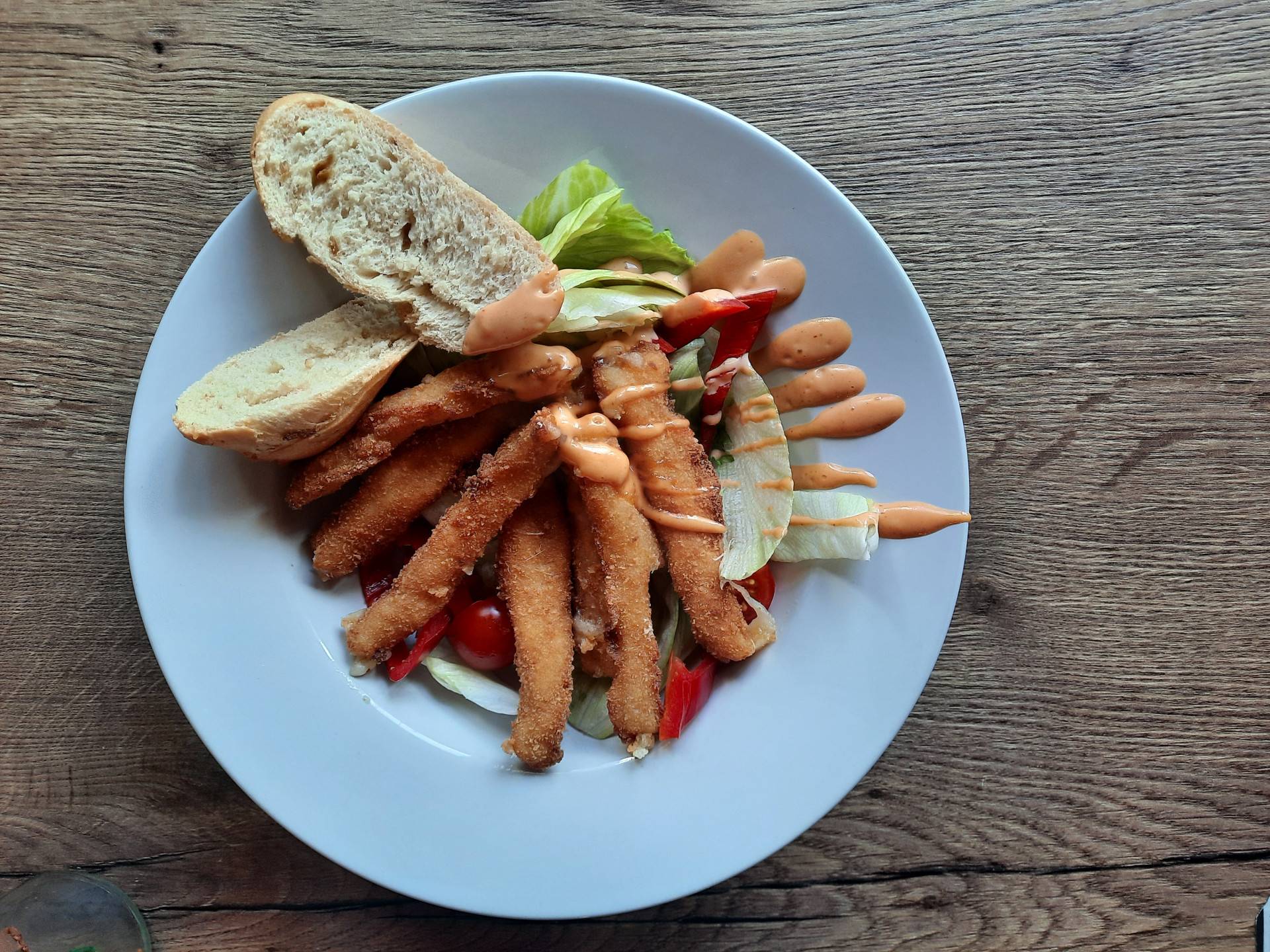 TOP menu - Smažené korbačíky, listový salát, pikantní dip, bagetka