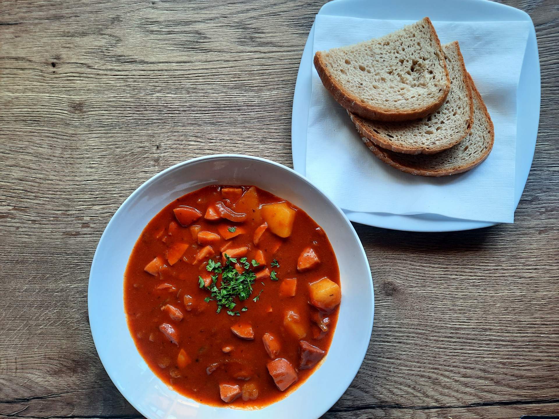 Menu 1 - Kotlíkový guláš s chlebem