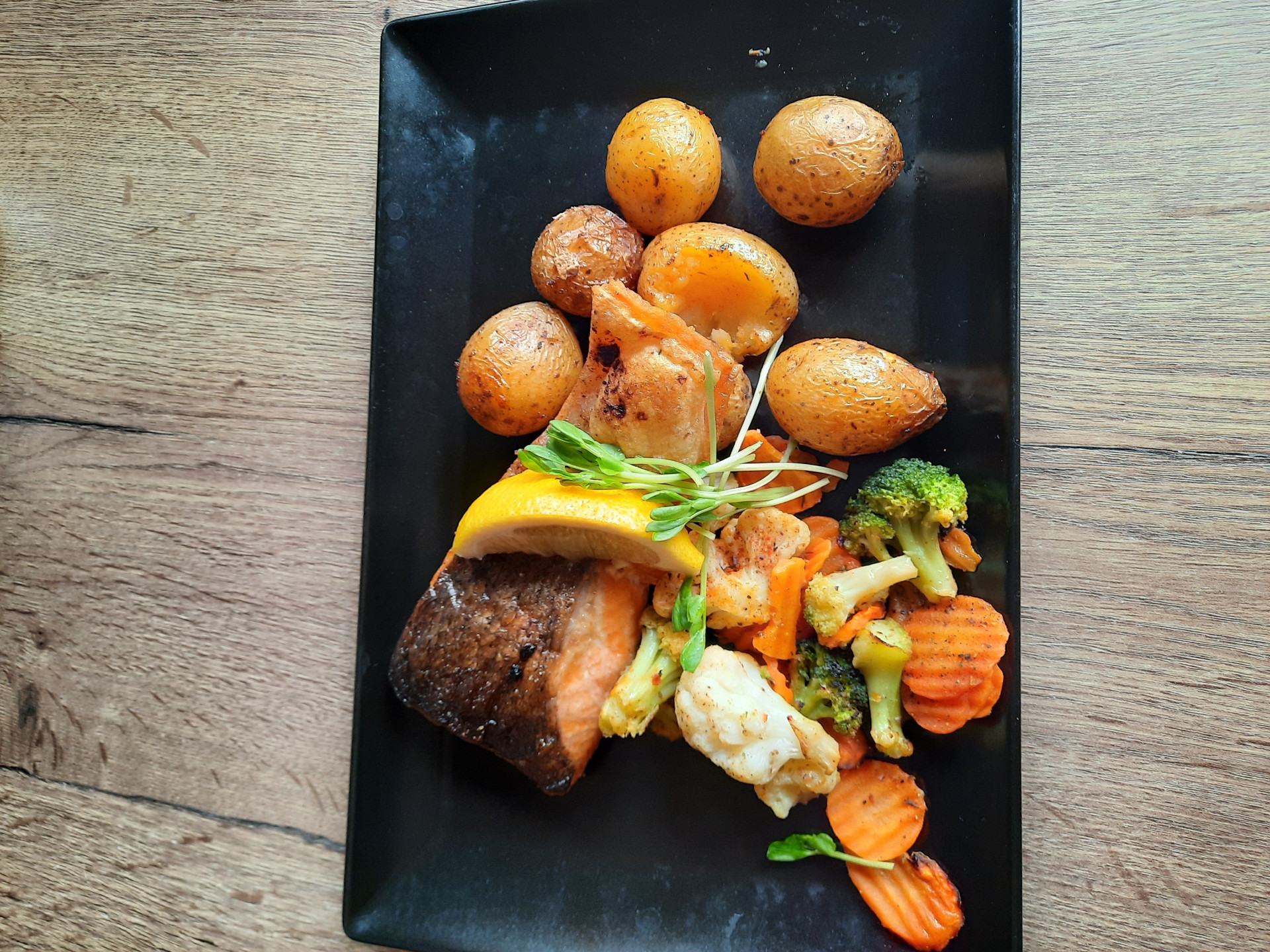 TOP menu - Grilovaný losos, pečené brambory se zeleninou, citron