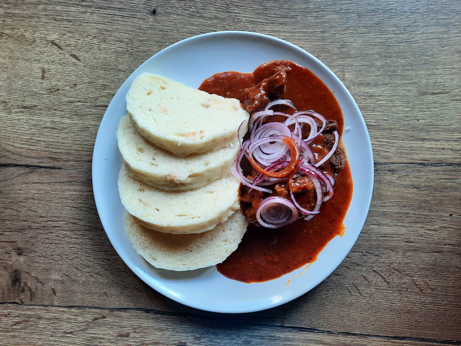 Menu 1 - Hovězí guláš, houskový knedlík