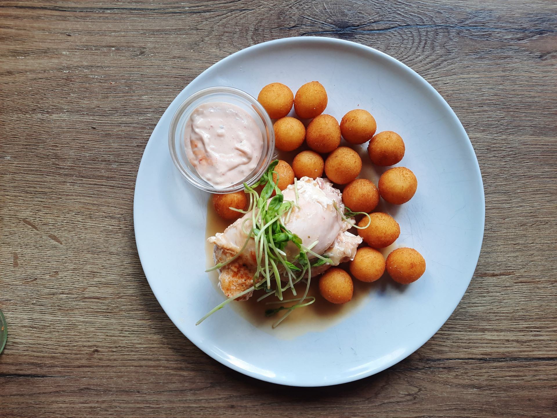 Menu 2 - Kuřecí přírodní kapsa se směsí sýra a zeleniny, krokety, ďábelka
