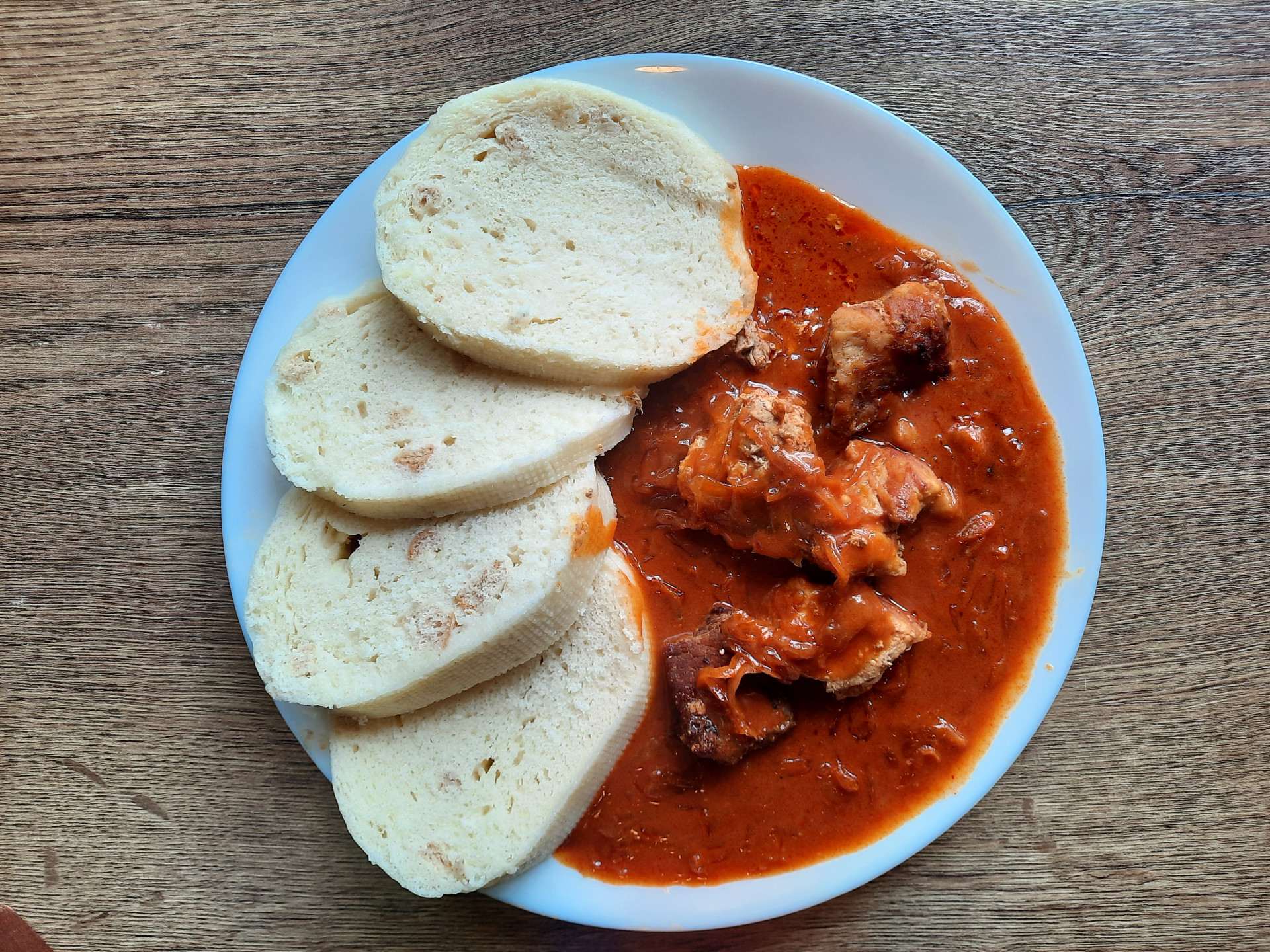 Menu 1 - Segedínský guláš, houskový knedlík