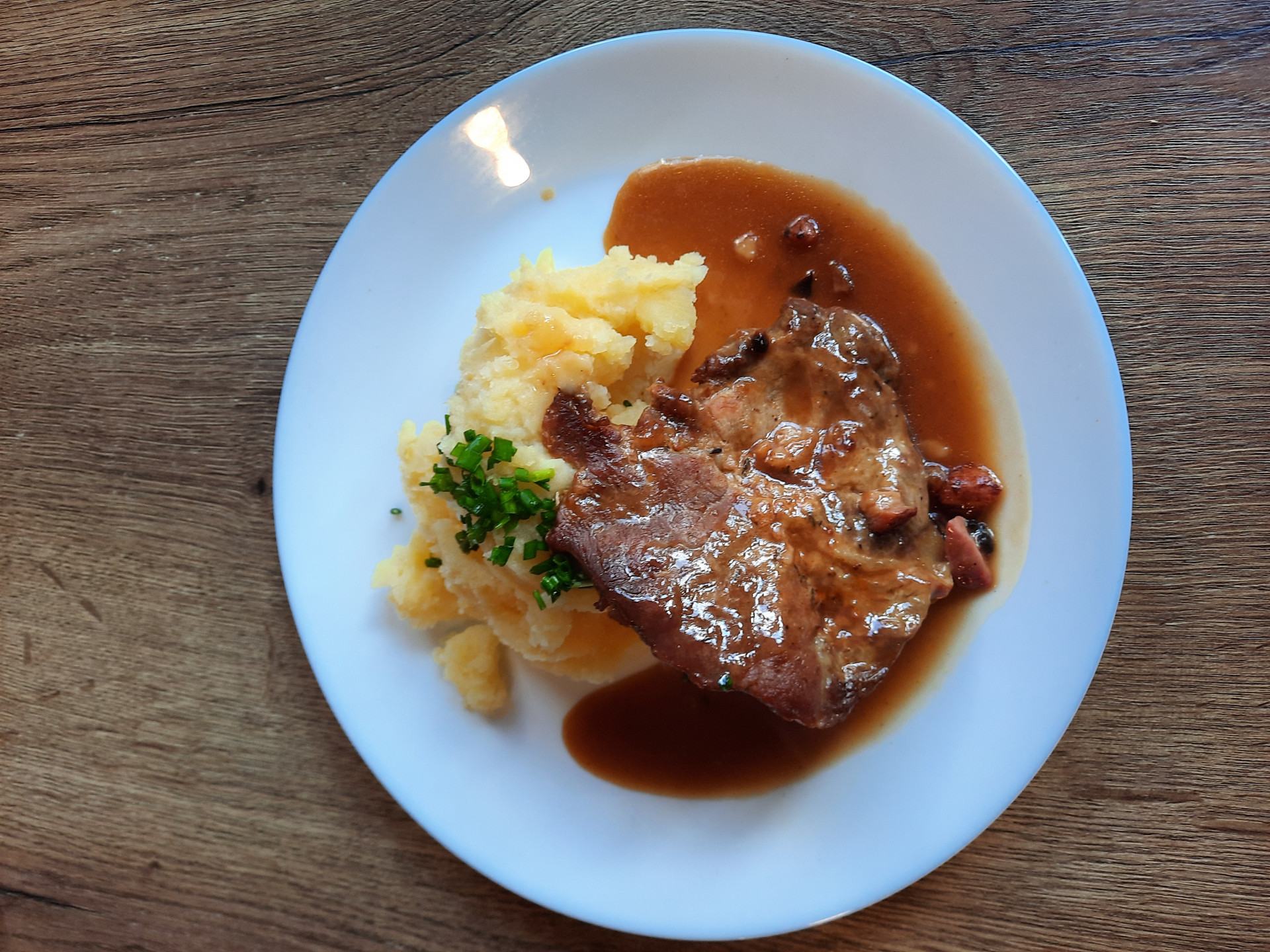 Menu 2 - Vepřová krkovice na slanině, šťouchané brambory s pažitkou
