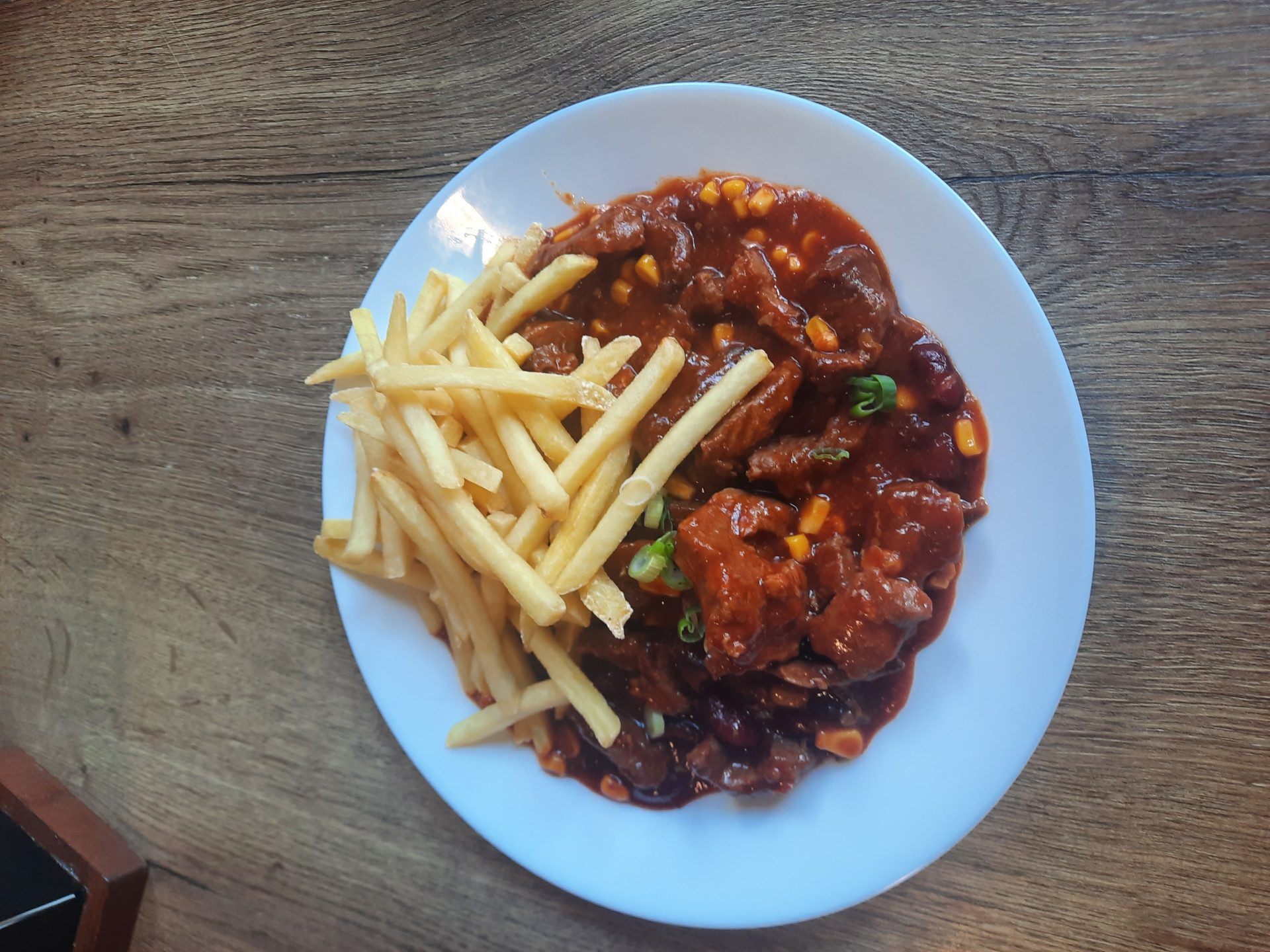 Menu 1 - Hovězí chilli con carne, hranolky