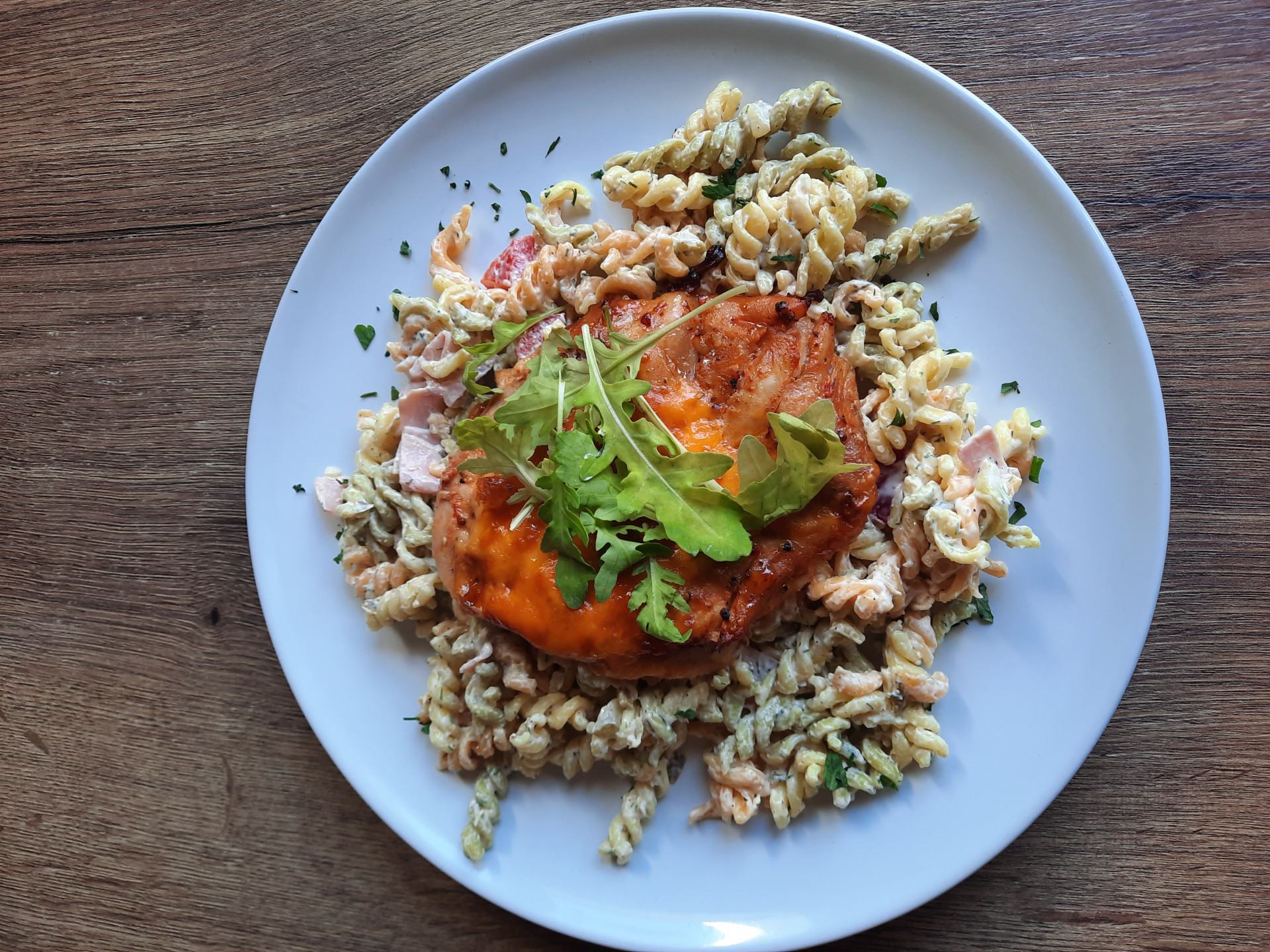Menu 1 - Kuřecí stehenní steak gratinovaný čedarem, těstovinový salát