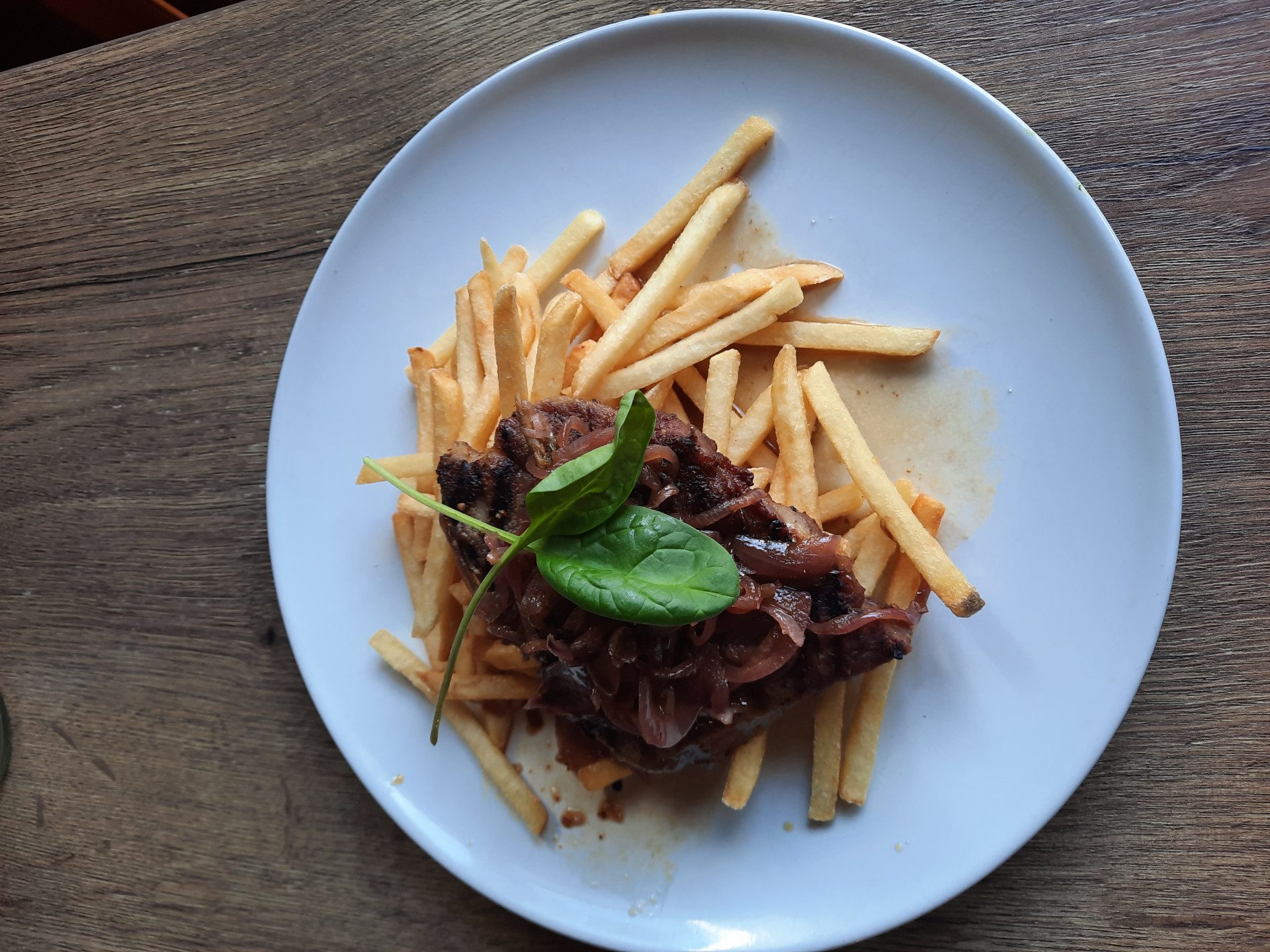 Menu 2 - Steak z krkovice, cibulové chutney, hranolky