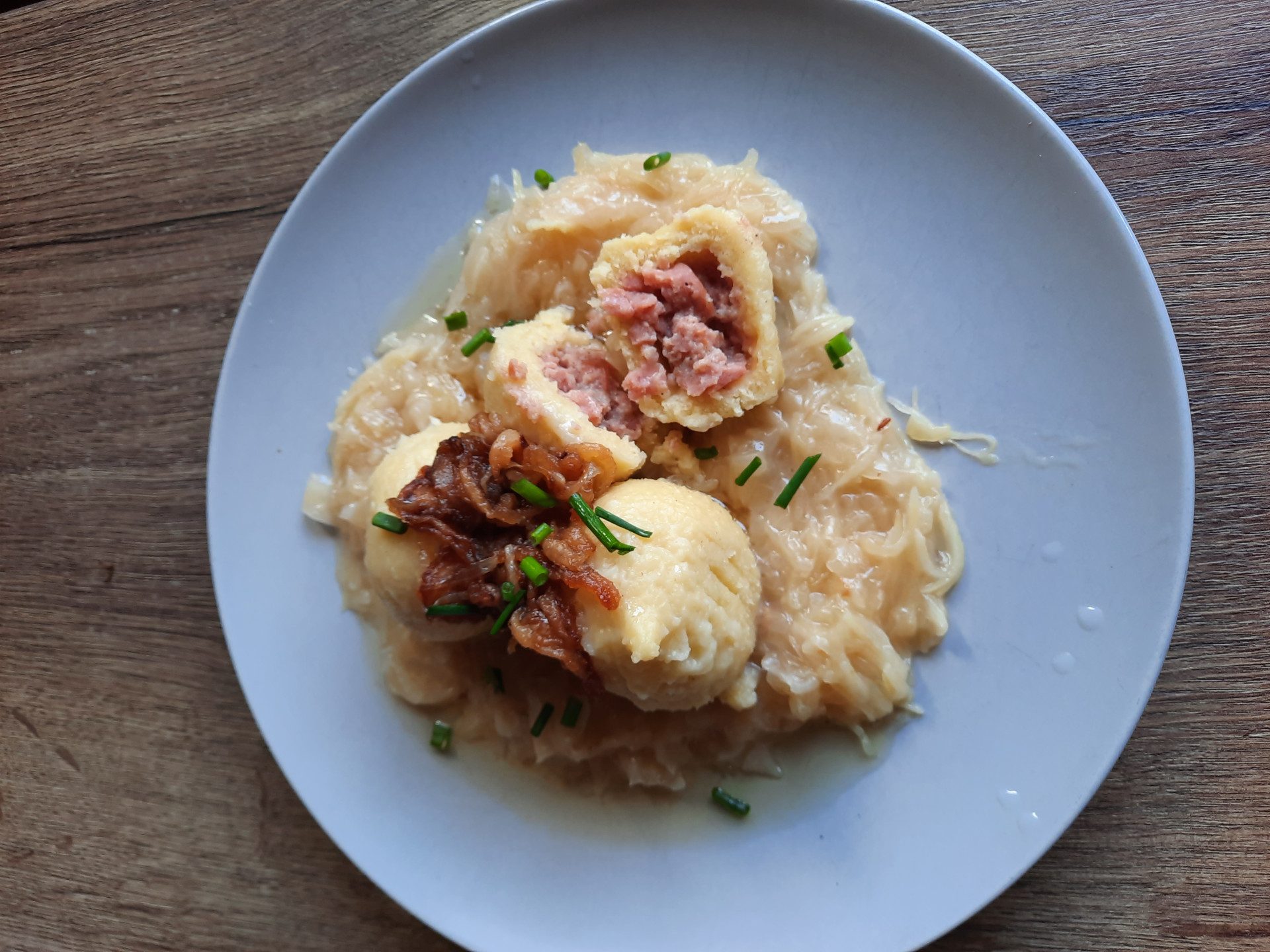 Menu 1 - Bramborové knedlíky plněné uzeným masem, kysané zelí