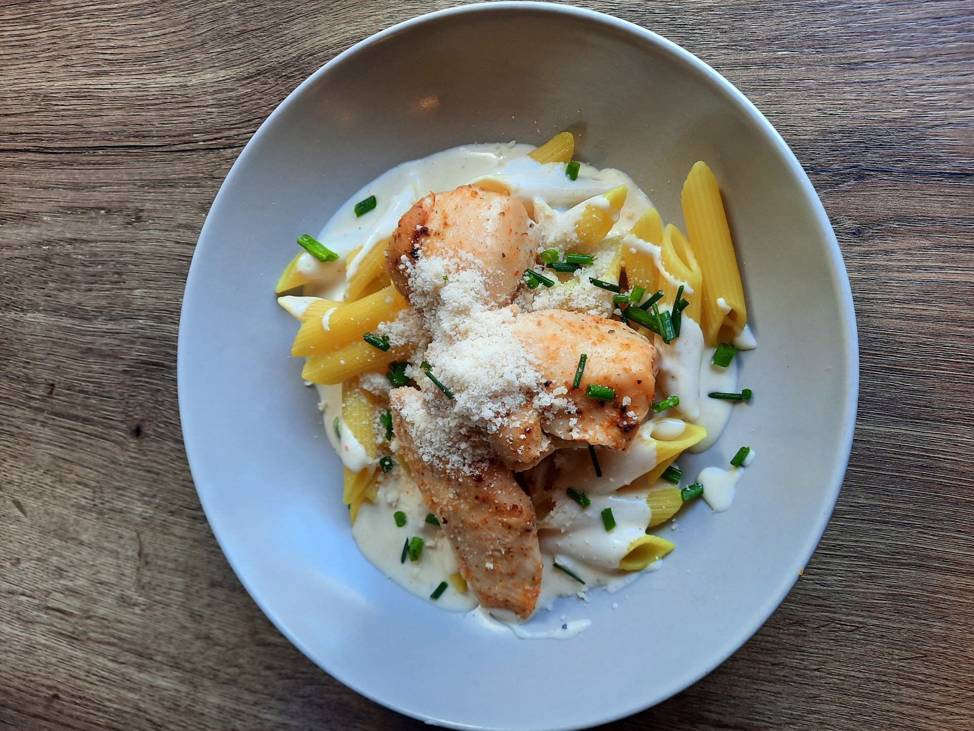 Menu 2 - Kuřecí medailonky, penne ve smetanové omáčce