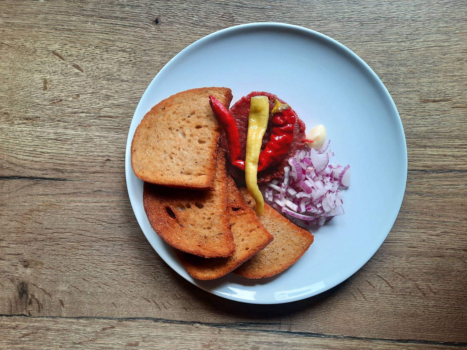 TOP menu - Hovězí tatarák (100 g), topinky a česnek