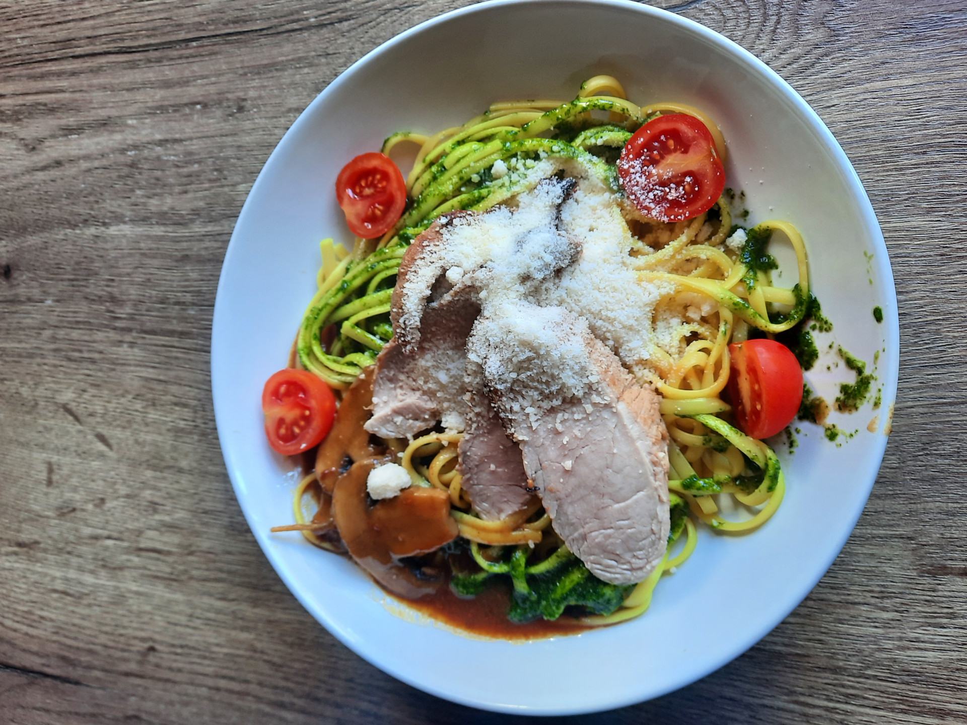 Menu 2 - Vepřová panenka, houbové ragú, linguine