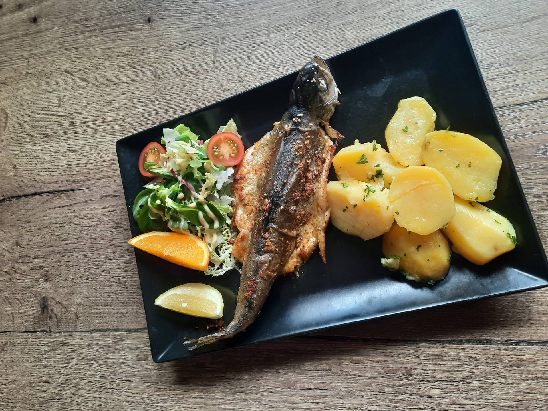 TOP menu - Pstruh na grilu, máslové brambory, citron