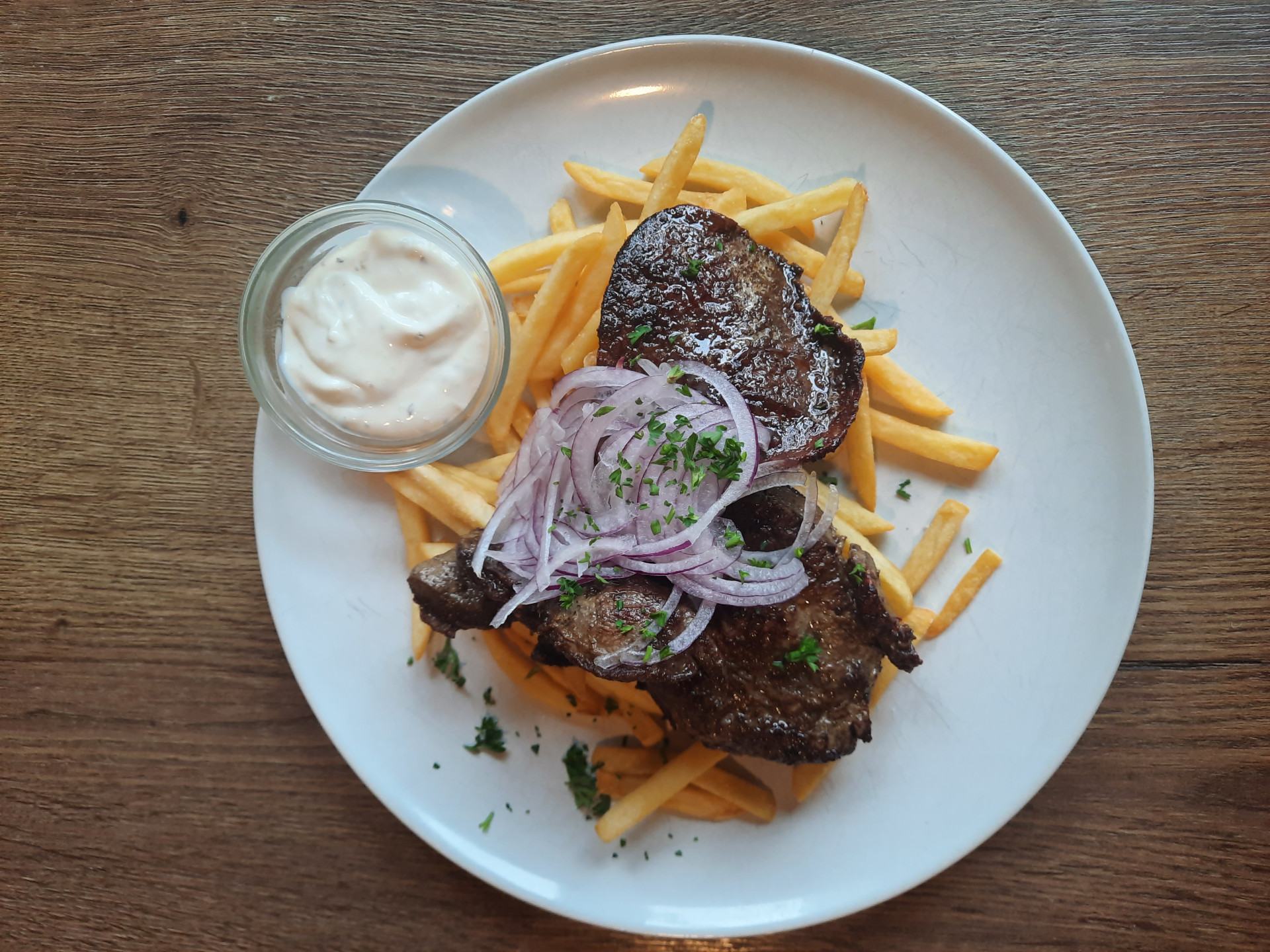 Menu 1 - Vepřová játra na roštu, hranolky, tatarská omáčka