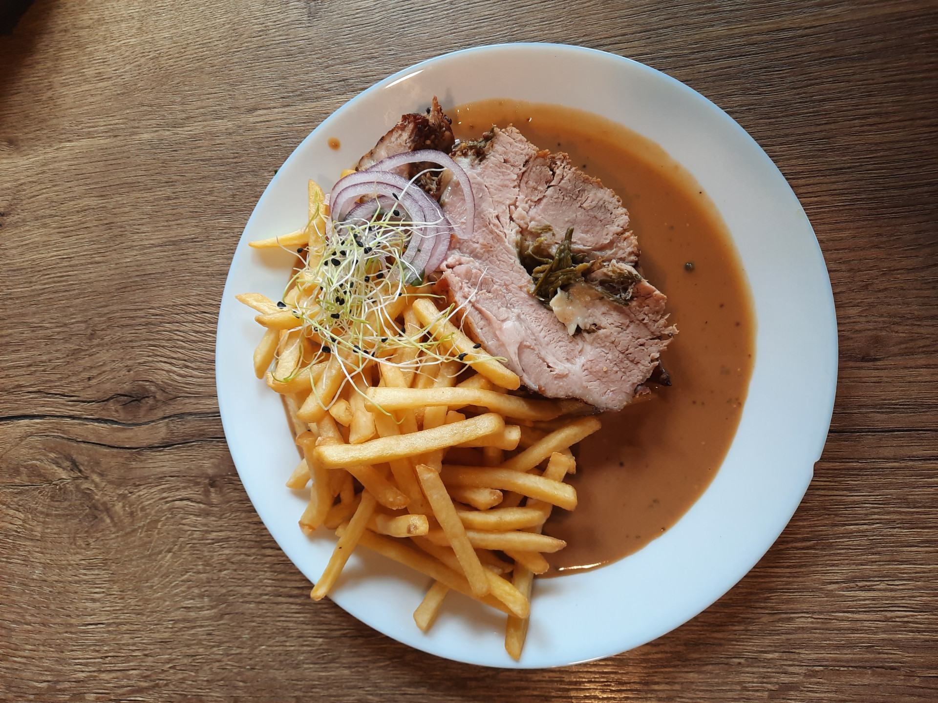 Menu 2 - Pomalu pečená krkovice, pepřová omáčka, hranolky